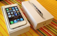 Apple iPhone 5 (Latest Model) - 64GB----500Euro